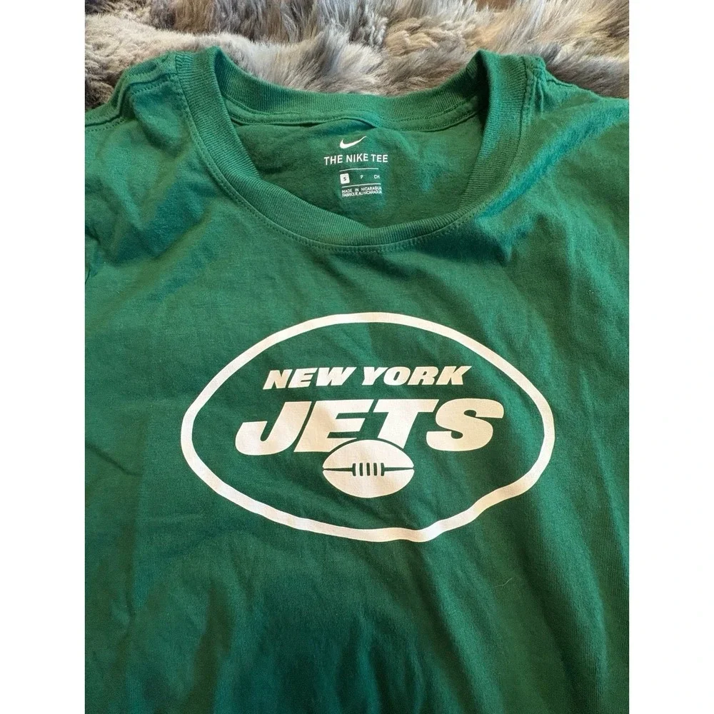 NWOT women's SIZE small green and white NIKE NEW YORK JETS t-shirt.